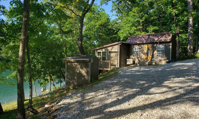 Garfield Cabina | Hoot Owl Cabins -Incredible Lakefront Cabin PLUS a 2nd Tiny Home