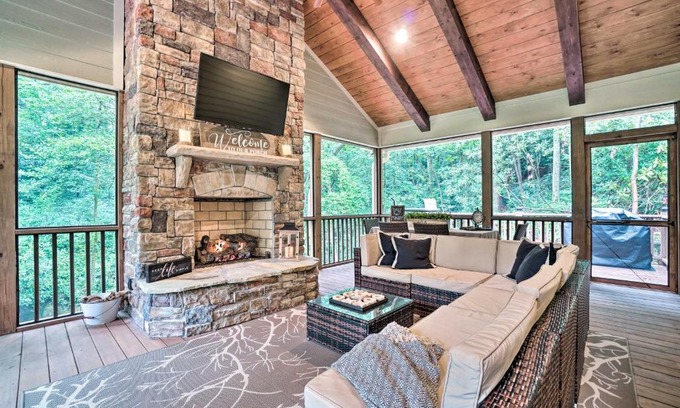 Helen Casa | Hootenanny at Horton Creek Creekside Escape!