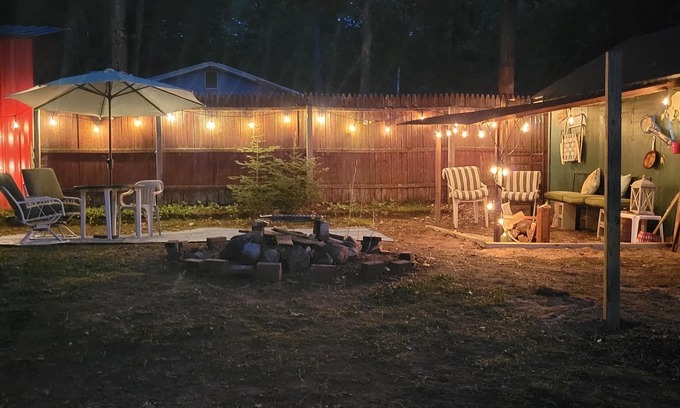 Gladwin Cabaña | Hoots Nest casual cottage -private firepit nights, close to small towns & lakes!