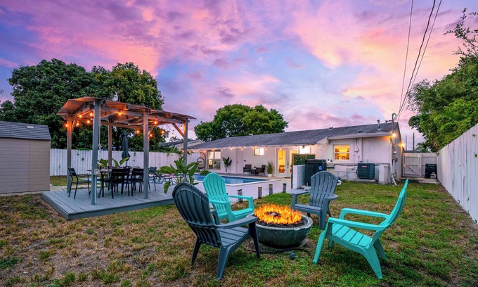 Driftwood Casa | Hope Casa 4/2 Heated Pool/BBQ I by HostyMosty