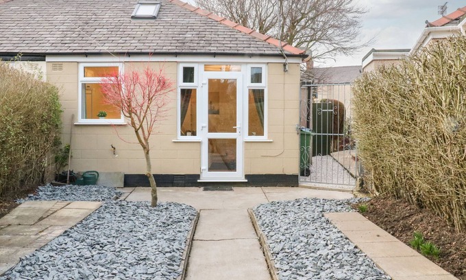 Thornton-Cleveleys Cabaña | HOPE COTTAGE, pet friendly, with a garden in Thornton-Cleveleys