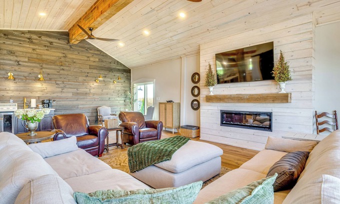 Needham Casa | Hope Retreat w/ Furnished Deck Near Parks!