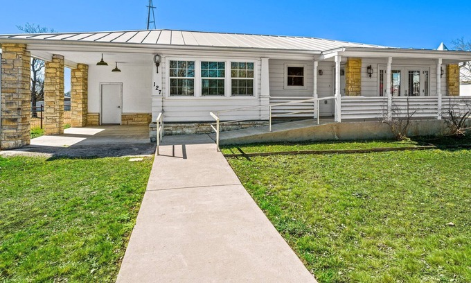 Harper Casa | Hopf Haus | 2/1.5 Cottage | Coffee Bar with Microwave & Fridge