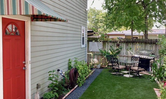 Neartown Apartamento | Hopkins House Garage Apartment in Lively Montrose Section of Houston