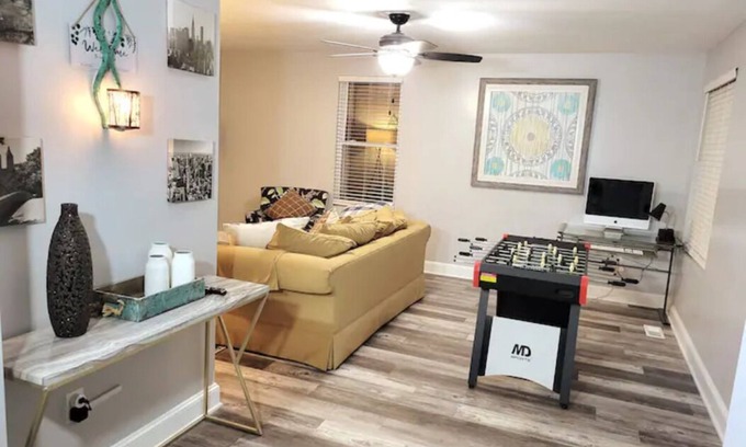 Bethlehem Casa | Horizon Lake Villa, chic and modern.