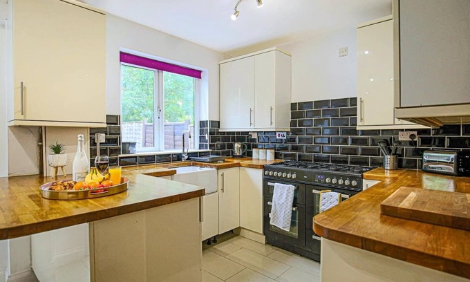 Newport Pagnell Casa | Hornbeam House with Garden, Parking and Smart TV