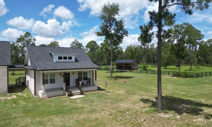 Aiken Cabaña | Horse Farm Stay - King Bed - Horses Welcome!