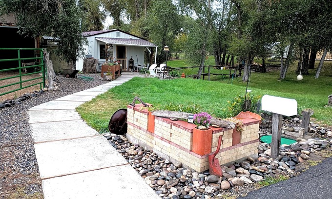 Manhattan Cabina | Horse-Heaven Cowgirl-Chic Bunkhouse on Baker Creek, 10 mins from Bozeman Airport
