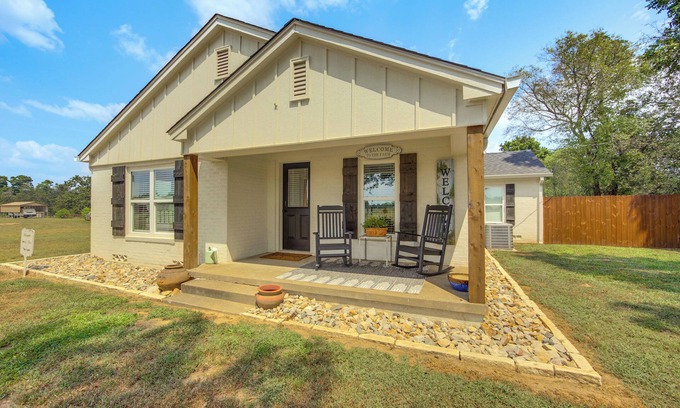 Pittsburg Casa | Horses Welcome: Pittsburg Home Near Wineries!