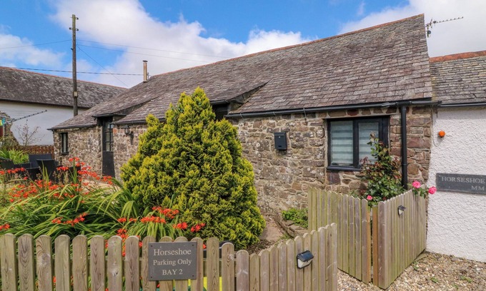 Hartland Cabaña | HORSESHOE COTTAGE, pet friendly, with pool in Hartland