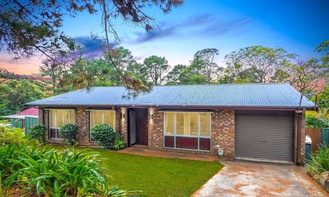 Hazelbrook Cabina | Horseshoe Falls Cottage - Charming 3 Bedroom Cottage with Large Garden