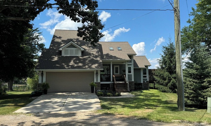 Whitmore Lake Casa | Horseshoe Lake retreat- 2-bedroom + loft lake house with WiFi and AC.
