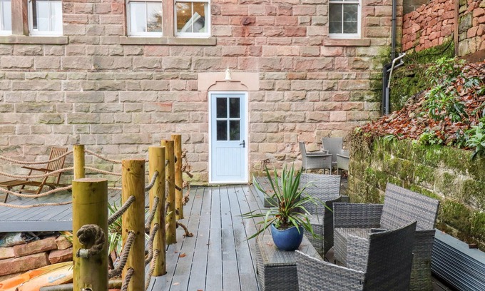 Horton Cabaña | HORTON LODGE BOATHOUSE, pet friendly, with hot tub in Rudyard Lake