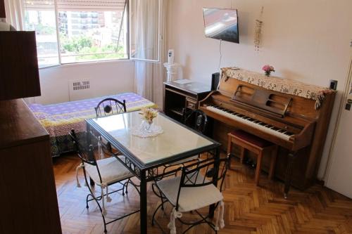 Almagro Apartamento | Hosp Italiano cómodo equipado con piano luz y sol Bienvenidos!