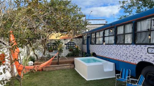 Castelandia Otro | Hospedagem no Ônibus Navy na Praia da Baleia - Jacaraípe
