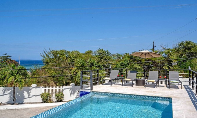 IronShore Estates Apartamento | HOSPITALITYEXPERT 2BR Townhouse #4, MoBay, Sleeps 6 - Pool, Beach & Private Chef