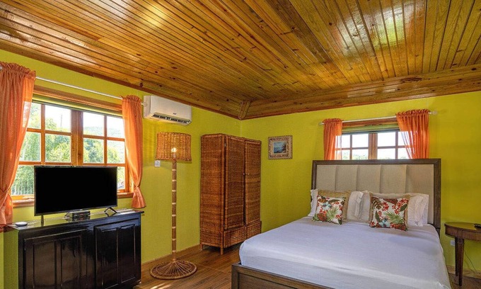 IronShore Estates Cabina | Hospitality Expert CLAUDIA H/O: Pool, Beach, Shops