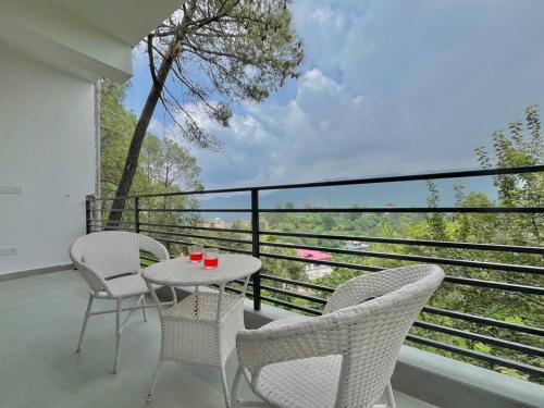 Dharampur Apartamento | host jatin kasauli crest 7o1827o7o3