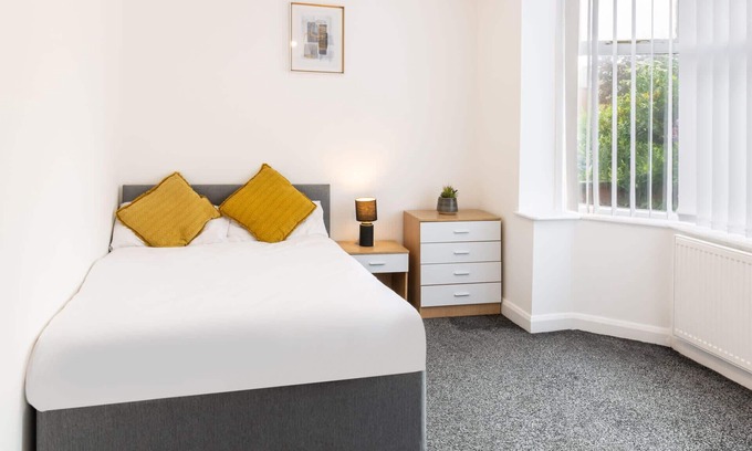 Chadderton Casa | Host & Stay | Broadway