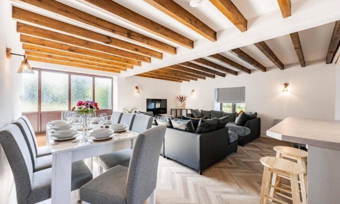 Roughton Casa | Host & Stay | Fender Cottage