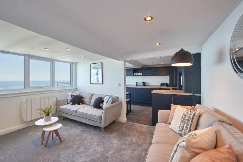 West Cliff Apartamento | Host & Stay - Penthouse Pier View