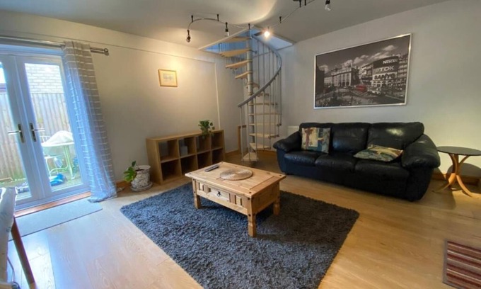 Walton Casa | Host & Stay | Studley Knapp