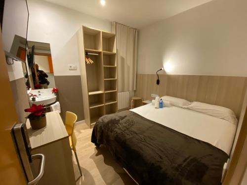 La Maternitat i Sant Ramon Casa | Hostal BESTPRICE Barcelona Stadium