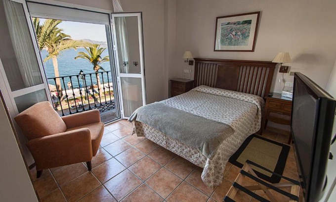 Centro de Nerja Casa | Hostal Marissal by Dorobe