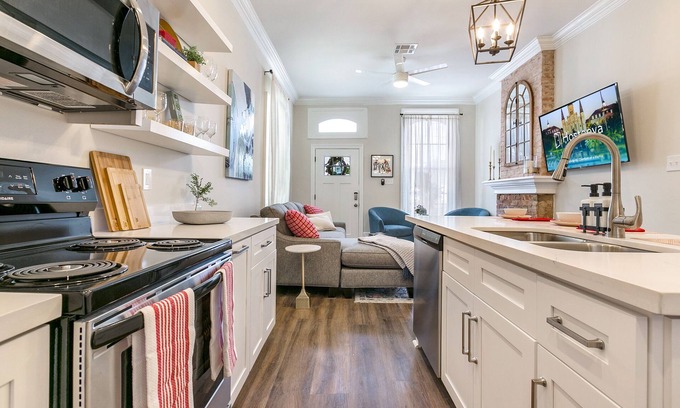 Faubourg Lafayette Casa | Hosteeva 3BR Steps to St. Charles Ave