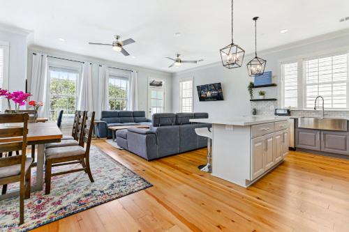 Faubourg Lafayette Apartamento | Hosteeva Amazing 4 BR Modern Condo with Balcony Near Frnch Quarter