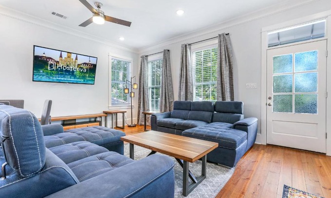 Faubourg Lafayette Apartamento | Hosteeva Chic Urban Retreat w Pool Steps to St Charles Ave and Near Bourbon St