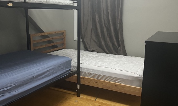 Centretown West Apartamento | Hostel Gladstone Ottawa Ontario rooms availability confortable near parliament.