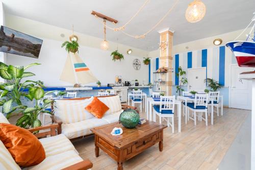 Arona Casa | Hostel Neon Tenerife