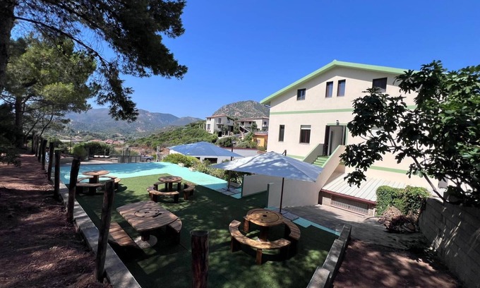 Gonnesa Cama Y Desayuno | Hostal con habitaciones con vistas al mar y baño privado, terraza y pinar