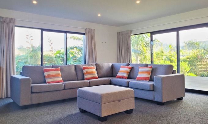 Waihi Beach Casa | Hosts on the Coast Hillview Hideaway