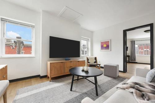 Lower Lawrenceville Apartamento | HostWise Stays - Butler St, Off-Street Parking, Brand New!