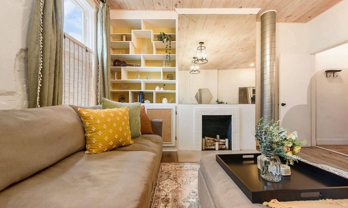 Lawrenceville Casa | ★ HostWise Stays ★ Designer's Dream - Parking - Soaker Tub, Location!