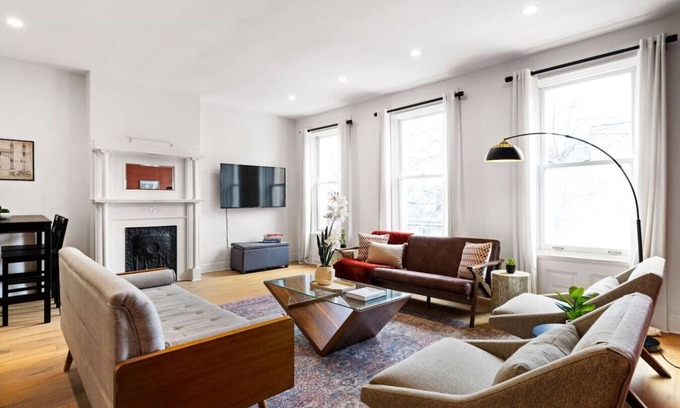 Pittsburgh Apartamento | ★HostWise Stays★ Exposed Beams, Modern Vintage War Streets Charmer!