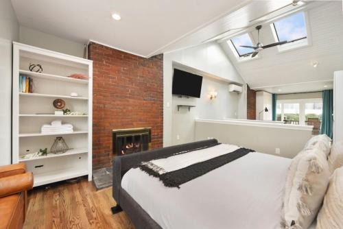 East Allegheny Casa | HostWise Stays - Great Balcony Views, Patio, Minutes to Stadiums