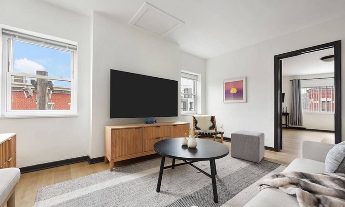 Lower Lawrenceville Apartamento | ★ HostWise Stays ★ Off Street Parking, Central Lawrenceville, Butler St. Apartment!