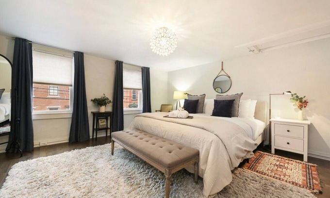 Central Northside Casa | ★ HostWise Stays ★ Off-Street Parking, King Bed, Amazing War Streets!