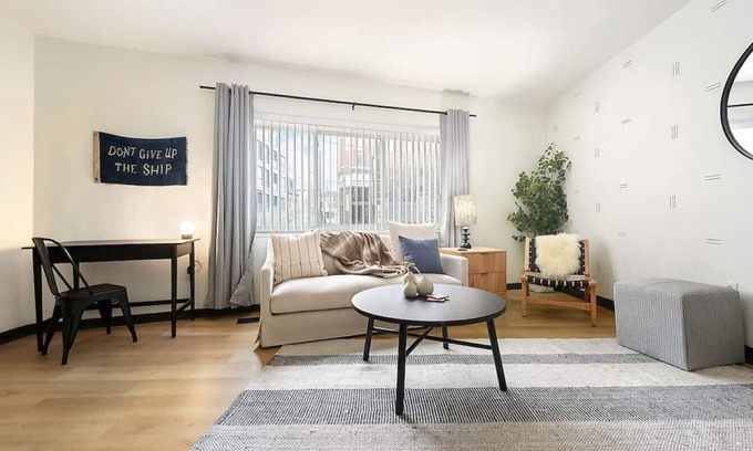 Lower Lawrenceville Apartamento | ★ HostWise Stays ★ Pet Friendly, King Bed, Private Entrance, Butler St.