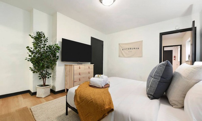Lower Lawrenceville Apartamento | ★ HostWise Stays ★ Pet Friendly, Butler St. Apt with Private Entrance