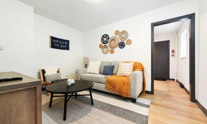 Lower Lawrenceville Apartamento | HostWise Stays - Pet Friendly Butler St Apt, Ground Floor with Private Entrance