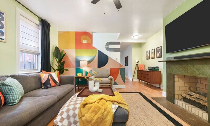 East Allegheny Casa | ★ HostWise Stays ★ Retro-vibes home, just minutes from stadiums!