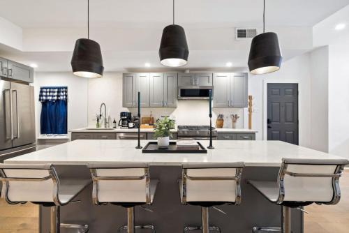 Central Northside Apartamento | HostWise Stays - The Palo - No Stairs, Mexican War Streets, Family Friendly