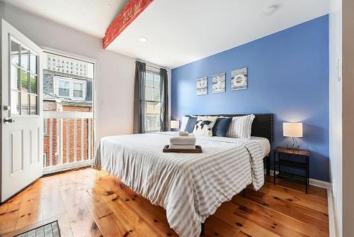 East Allegheny Casa | HostWise Stays - The "Row" House - Beautiful Space, Two King Beds