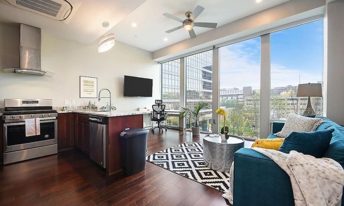 Downtown Pittsburgh Apartamento | HostWise Stays - The Washington at Chatham - Free Parking, Great Views, Across from PPG Arena