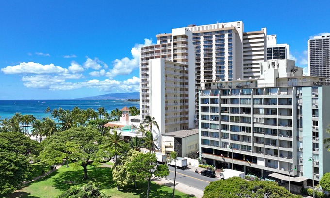 Waikiki Condominio | Amplia suite del piso 7 con cama grande y cocina americana