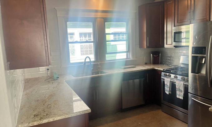 North Buffalo Casa | Hot spot on hertel.3Br modern space in Buffalo steps away from the shops/clubs